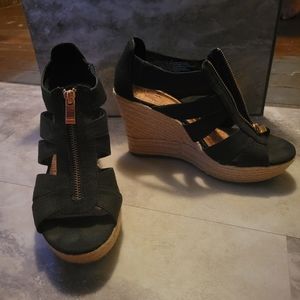 Black wedges